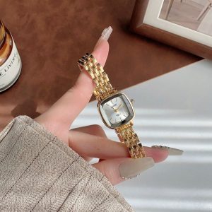 ساعة نسائية صغيرة